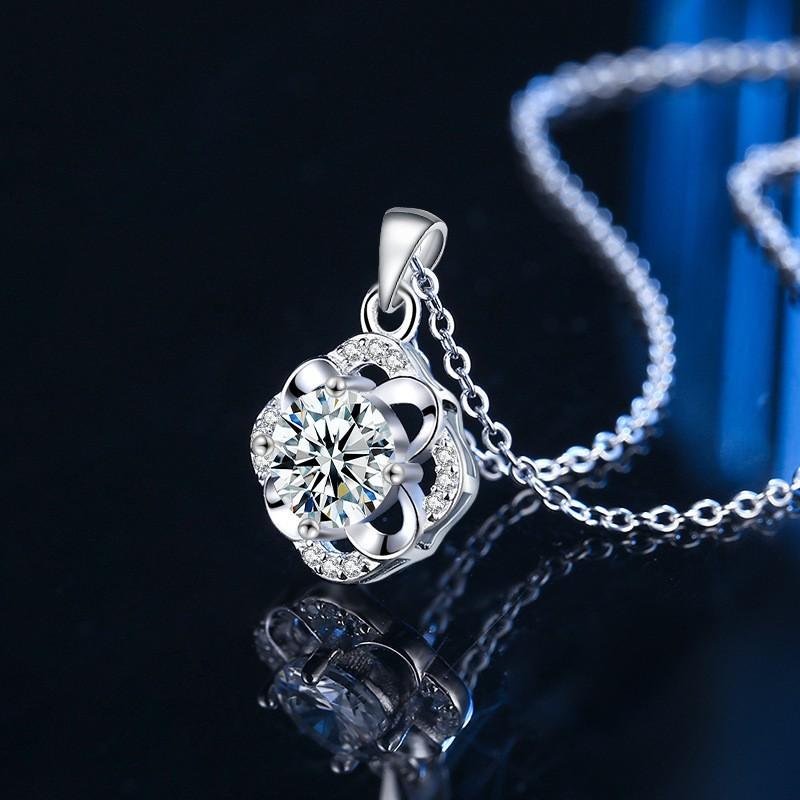 Sterling Four Leaf Clover Pendant Necklace Women With Moissanite Stone Lightweight Luxury Choker Chain