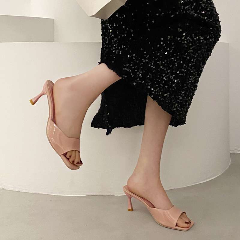 Pantoufles cool à talons hauts en cuir verni pour femmes 2025 été nouveau polyvalent talons fins bout carré sexy extérieur à un mot