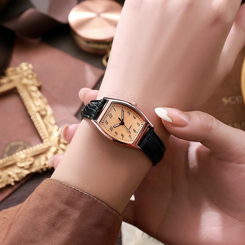 New Digital Retro Fashion Ladies, Watch Barrel Quartz Belt Watch, Women's Watch