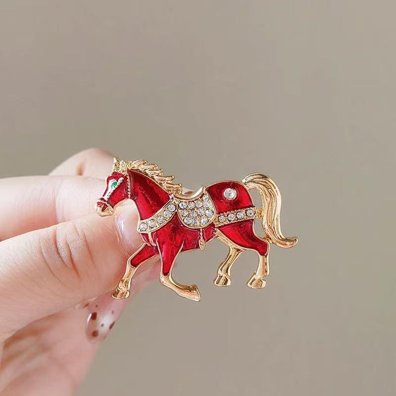 Red Horse Rhinestone Brooch - Fashionable Alloy Pin for Woolen Coats & Accessories
