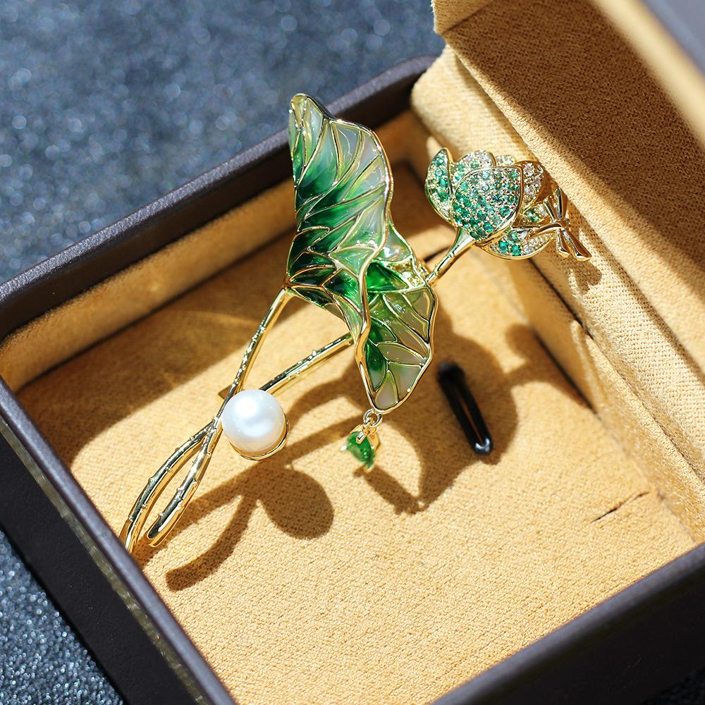 Солнце облако, национальный стиль, национальный стиль, высококачественный эпоксидный лист лотоса брошь-цветок лотоса темперамент, позолоченная преувеличенная булавка-брошь женщина