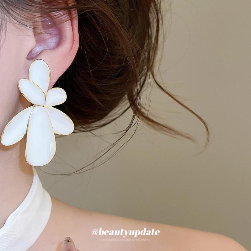 Cold heroine~ Silver needle dripping oil oval flower stud earrings simple fashion sweet wind earrings design earrings