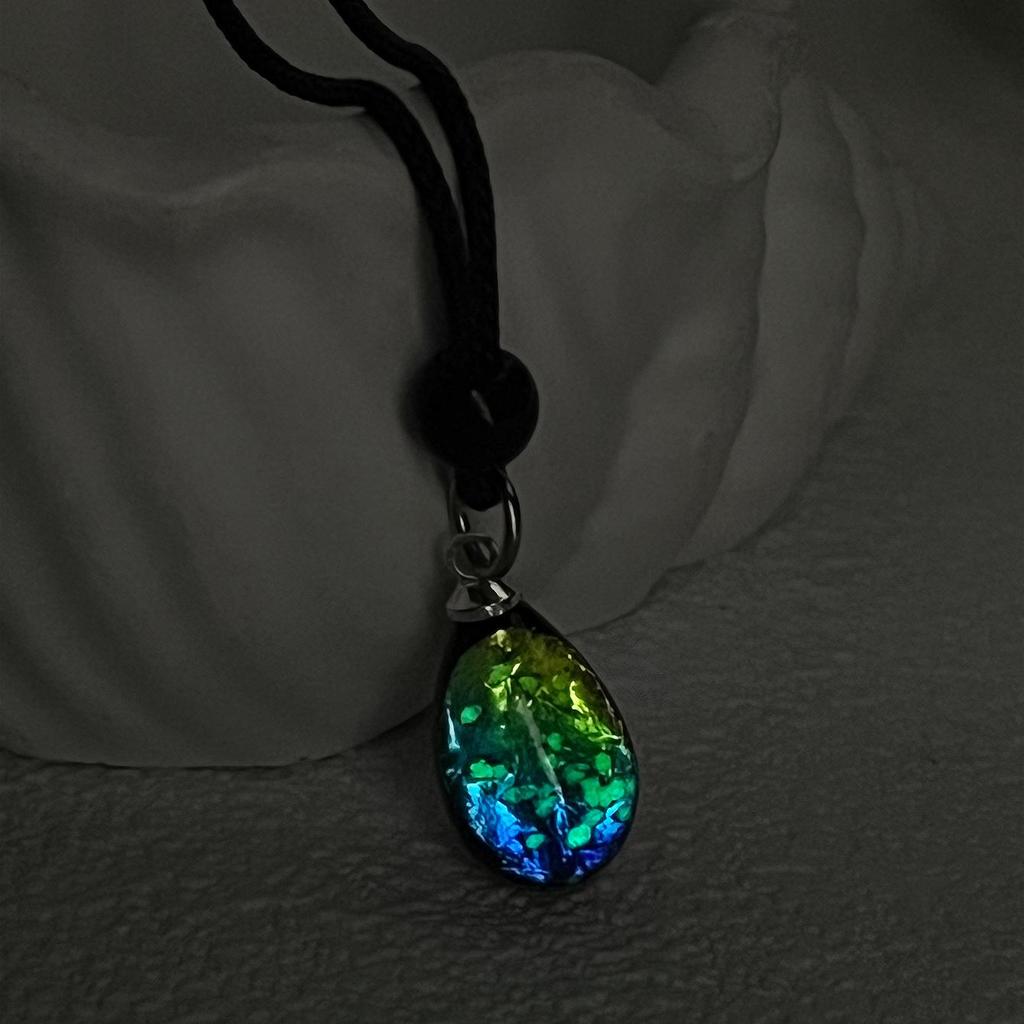 Ręcznie robiony szklany naszyjnik z zawieszką w kształcie świetlika i fluorescencyjnej kropli wody dla kobiet