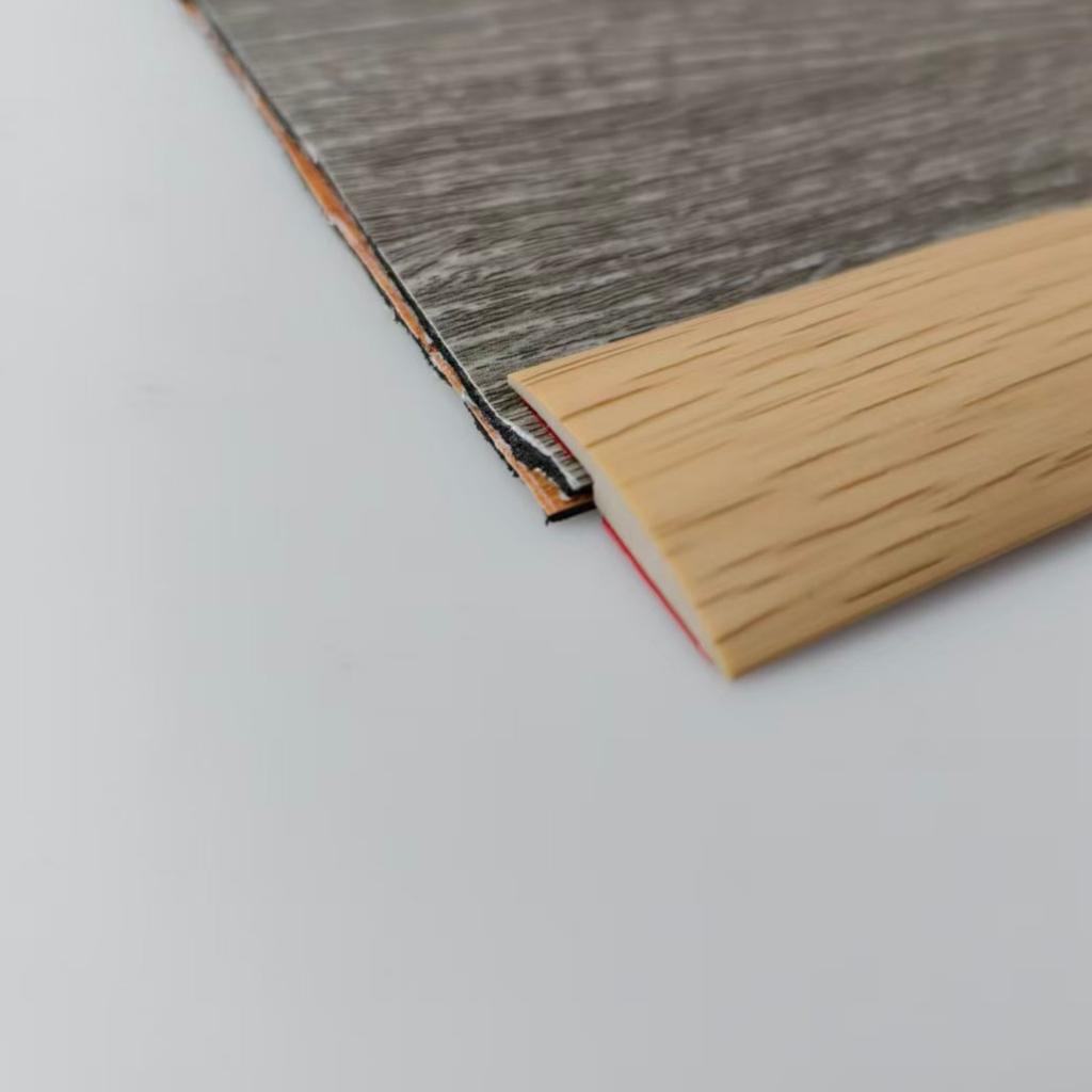 Teppichboden-Übergangsleiste, Selbstklebende Teppich zu Fliesen Übergangskantenleiste Geeignet für Türschwellen/Holzböden