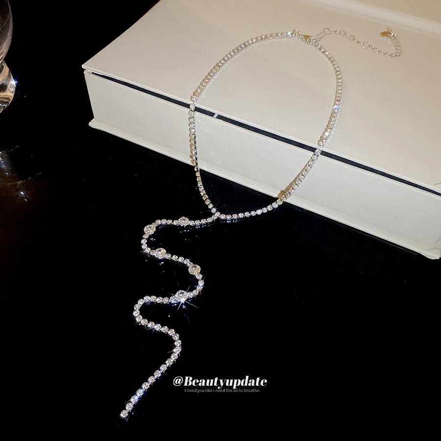 French Geometric Diamond Tassel Necklace: Chic, Versatile Sweater Chain with a Luxurious, High-End Touch.