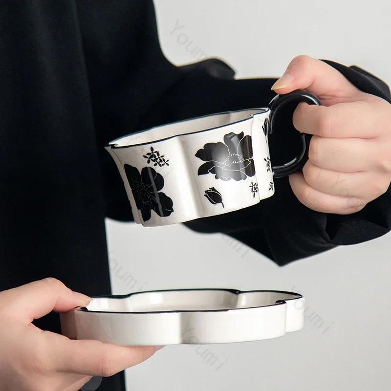Tazas de café de cerámica de lujo ligeras, estilo retro, con flores exquisitas, para parejas, para el desayuno en casa, taza de leche de avena, taza de agua de alta gama para la oficina.