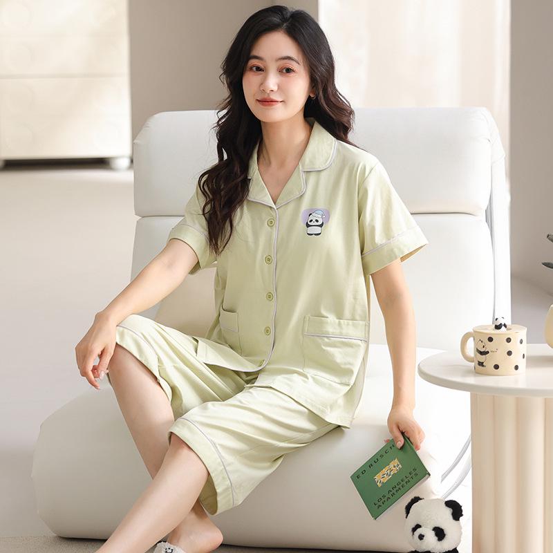 

Женский летний пижамный комплект: Модальный кардиган, топ с коротким рукавом, брюки капри, с подкладками для бюста. Double XL