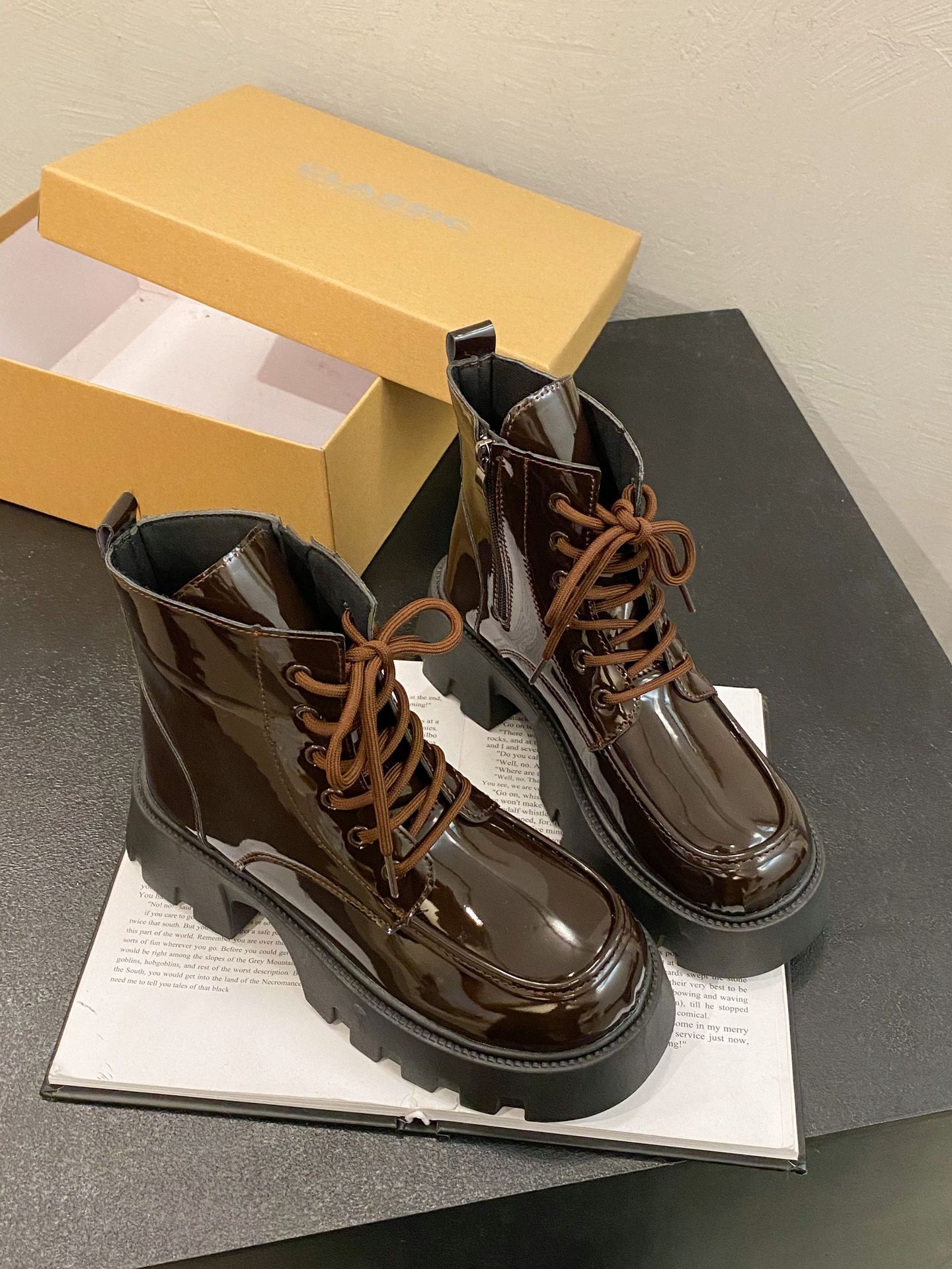 

British Martin boots women s 2025 new autumn and winter short single boots short boots retro thick-soled thick-heeled glossy boots 35 бордовый