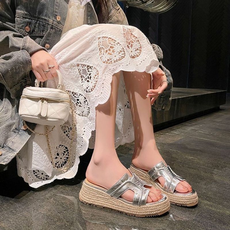 Leisure and vacation wind fish mouth straw weaving wedge heel 2025 summer new thick bottom one-word drag women wear cool slippers