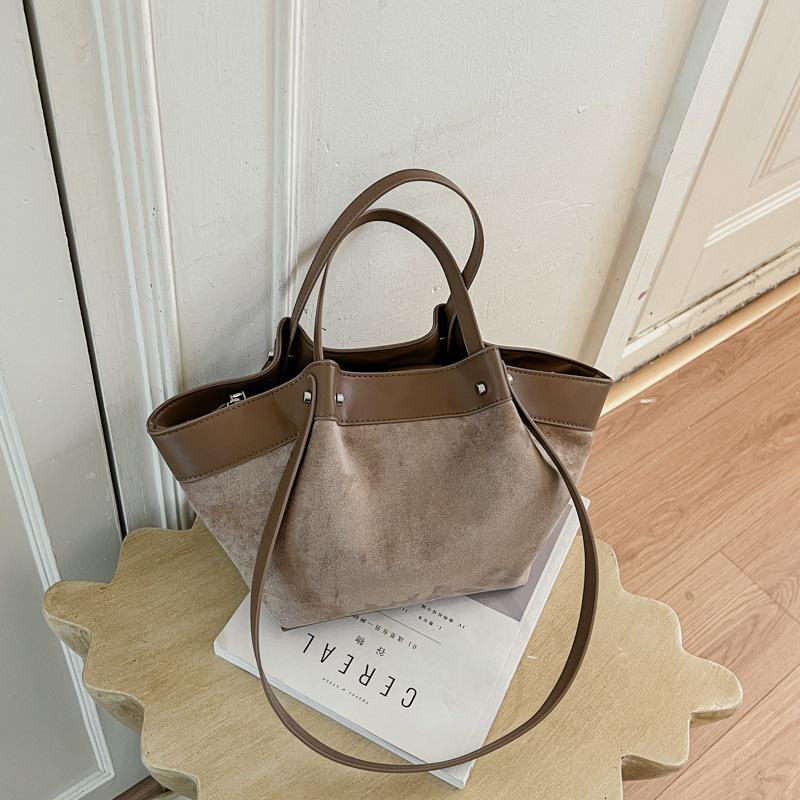 2026 Women's Retro Suede Tote: Large Capacity, Versatile Single Shoulder Bag for Autumn/Winter Commuting