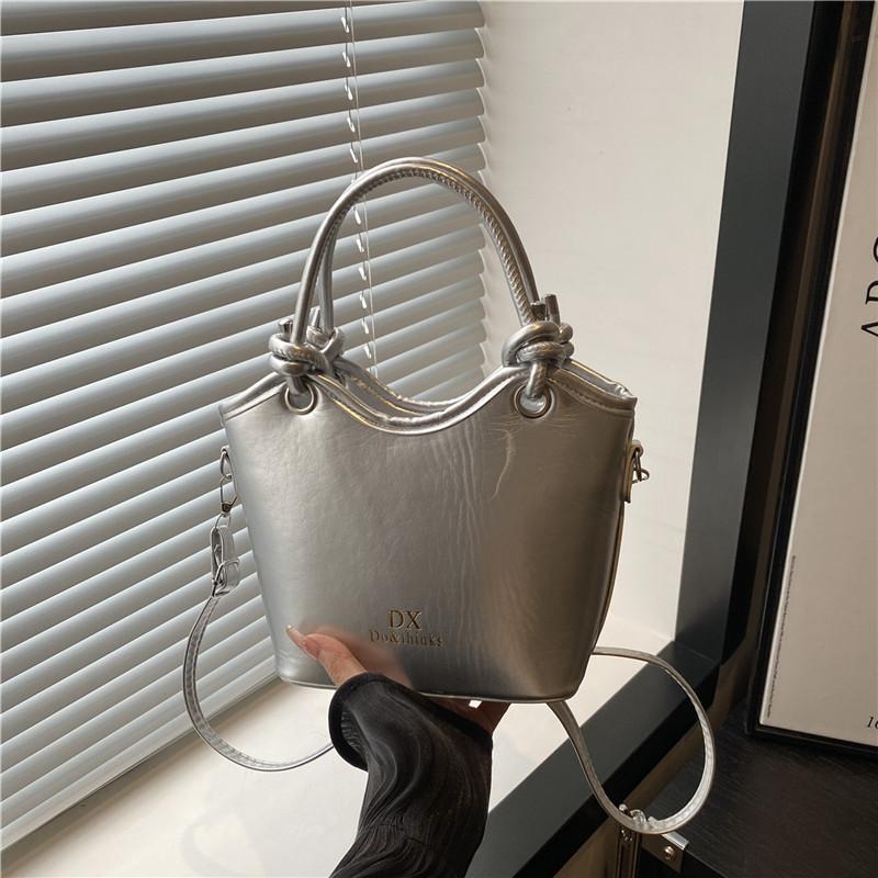 

Новая простая и популярная маленькая сумка женская весенне-летняя универсальная модная сумка-мессенджер повседневная портативная сумка-ведро серебряный