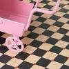 1:12 Mini Roze Baby Kinderwagen - Rijdende Wielen Poppenhuis Speelgoed Doen Alsof Geniet Aanhangsel en DIY Cadeau geweldig voor dagelijks gebruik