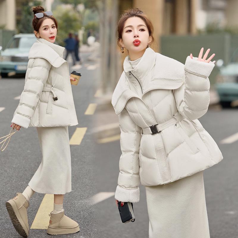 

Женская куртка 2024 года с поясом на белом утином пуху, с лацканами на молнии - Модная и теплая HR222 M (90-115 lbs) бежевый