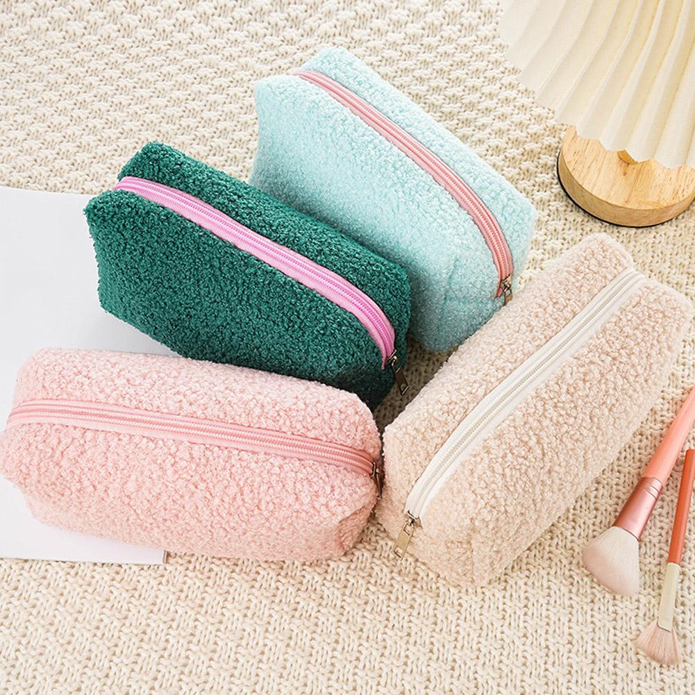 Fashionable Plush Cosmetic Pouch Portable Women's Cosmetic Organizer Clutch Storage Bag Lightweight Travel Makeup Bag