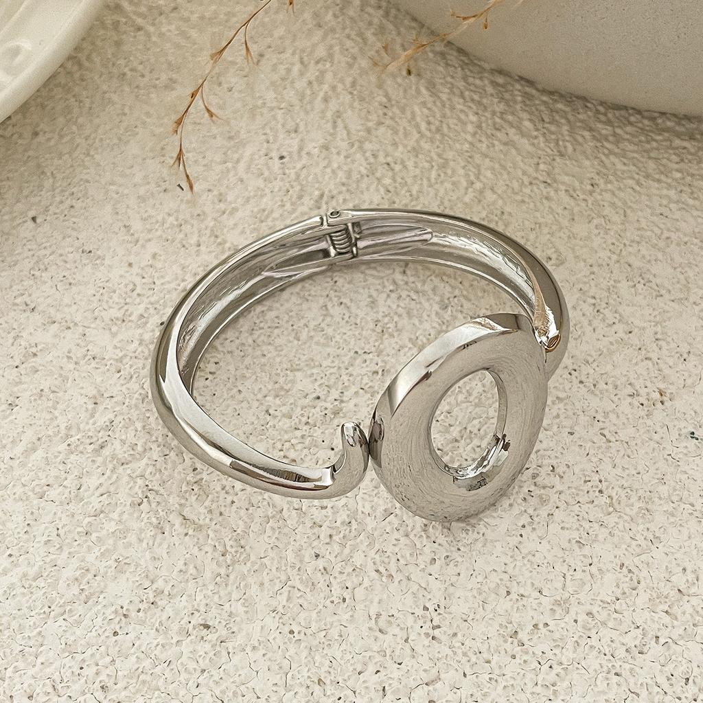 Liquid knock pattern design bracelet, spring buckle niche wide bracelet braclet ring jewelry
