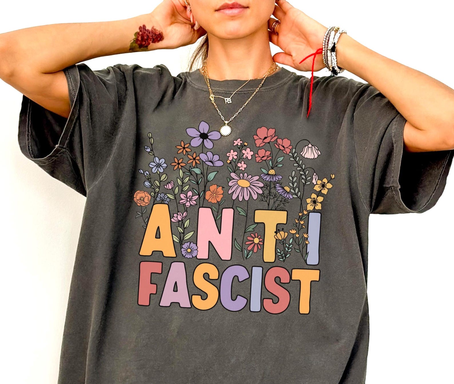 Ziedu Antifa krekls - Cilvēktiesību T-krekli