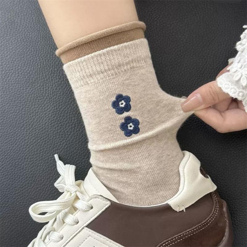 Ladies Autumn Embroidery Small Floral Curls College Wind Mid Tube Pile Pile Cotton Socks
