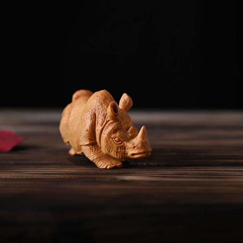 Rzeźba w drewnie Nosorożec Dekoracja zwierzęca mały model Ręcznie rzeźbione lite drewno Urocza dekoracja figurka do domu pokoju biura