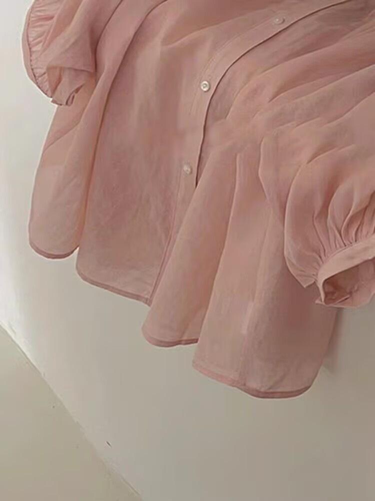 

Оригинальный отдел женской одежды снял с продажи милую розовую тонкую летнюю рубашку с короткими рукавами, которая уменьшает возраст, прикрывает живот и имеет тонкий топ. 2XL