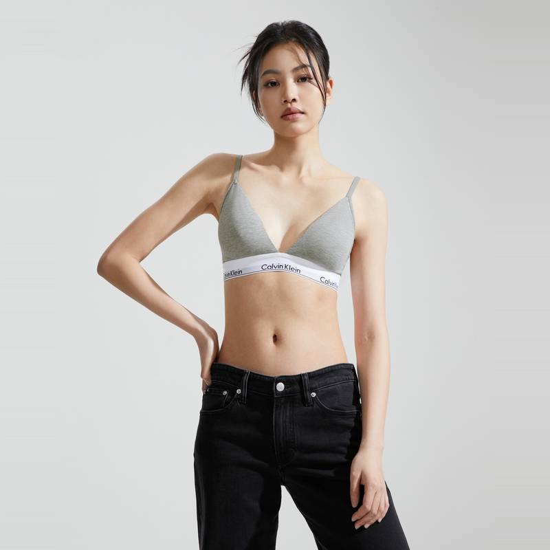 Calvin Klein Nowoczesny nadruk logo listu Attraction Bezprzewodowy zestaw bielizny z trójkątnymi miseczkami Kobiety Bielizna Szary QF5650-020+F3787AD-020
