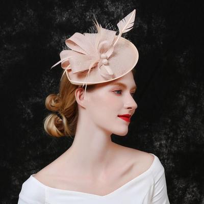 Elegantní fascinátor s peřím a mašlí pro nevěstu, síťovaný čelenka na čajový dýchánek, pro fotografování