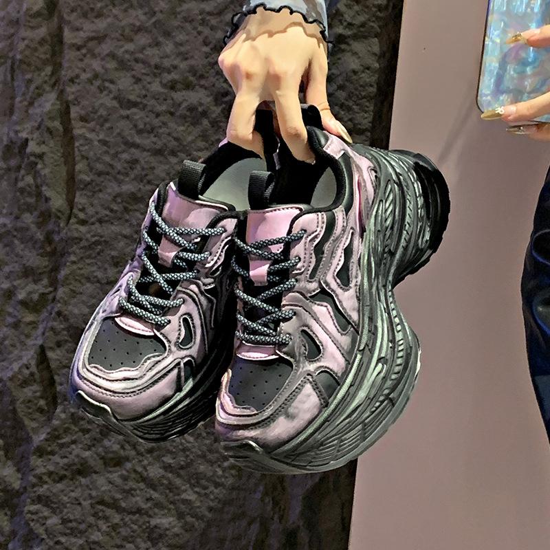 Super fire inner height increase women's shoes 2025 popular new 8cm not tired feet domestic autumn and winter fashion commuter platform shoes