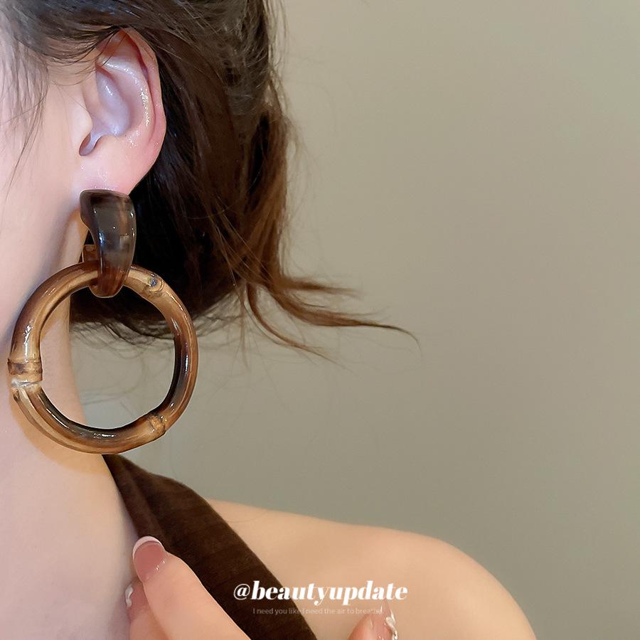 Maillard Resin Bamboo Silver Needle Round Earrings: Retro Autumn/Winter Fashion, Simple Niche High-End Dangle Jewelry.