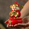 Lyckoguden Prydnad Håller Guldtacka Pengapåse Solcellsdriven Lyckogud Figurin Staty Kinesiskt Nyår Vårfestival Skrivbordsdekoration
