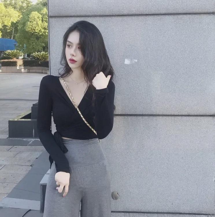 Dámský šněrovací top s výstřihem do V, slim fit, s dlouhým rukávem a odhaleným břichem