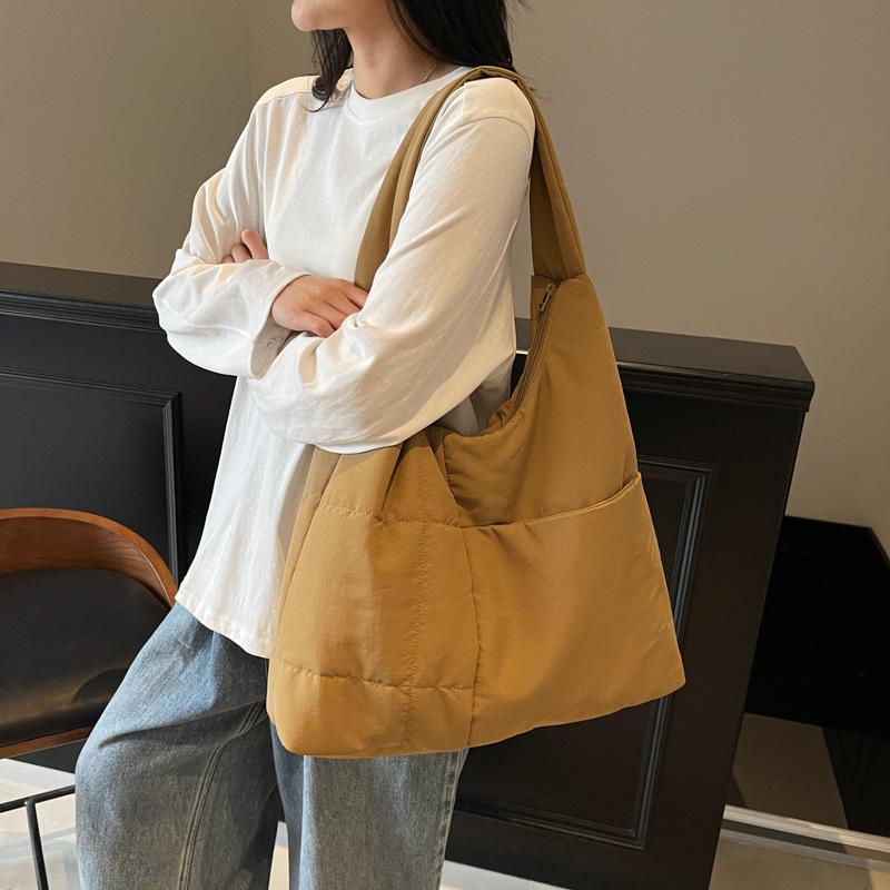 Large capacity lightweight underarm shoulder bag 2025 new cloth simple handbag literary and versatile student tote bag