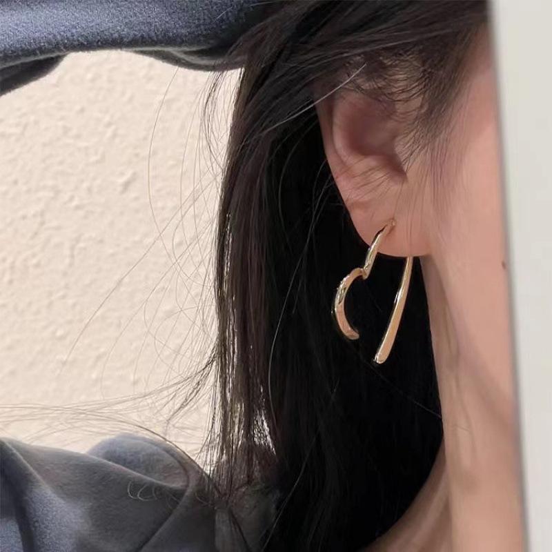 Simple and cold wind Metal love earrings Versatile design cross peach heart earrings Femininity advanced earrings