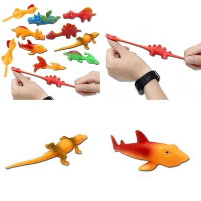 Dinosauří vypuštění strečink z ruky zvířecího prstu