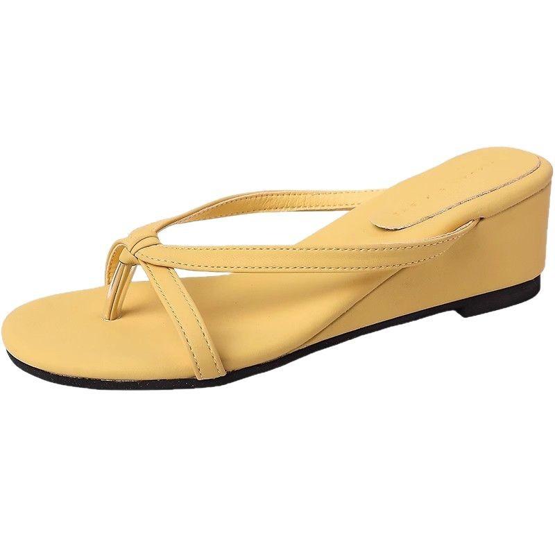 Kleine slippers met dikke zool zomer 2025 Franse zachte temperament fee suède teenhelling hak koele slippers