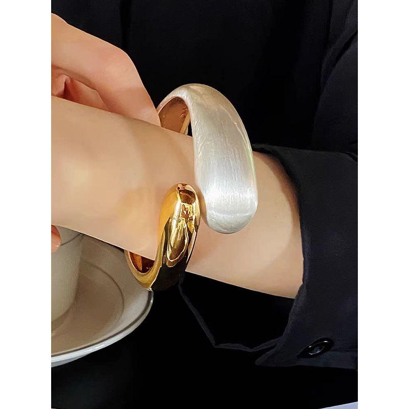 European and American Spring/Summer High-End Two-Tone Open-Ended Niche Design Bracelet for Women, Minimalist Style, Unique and Simple Wristband