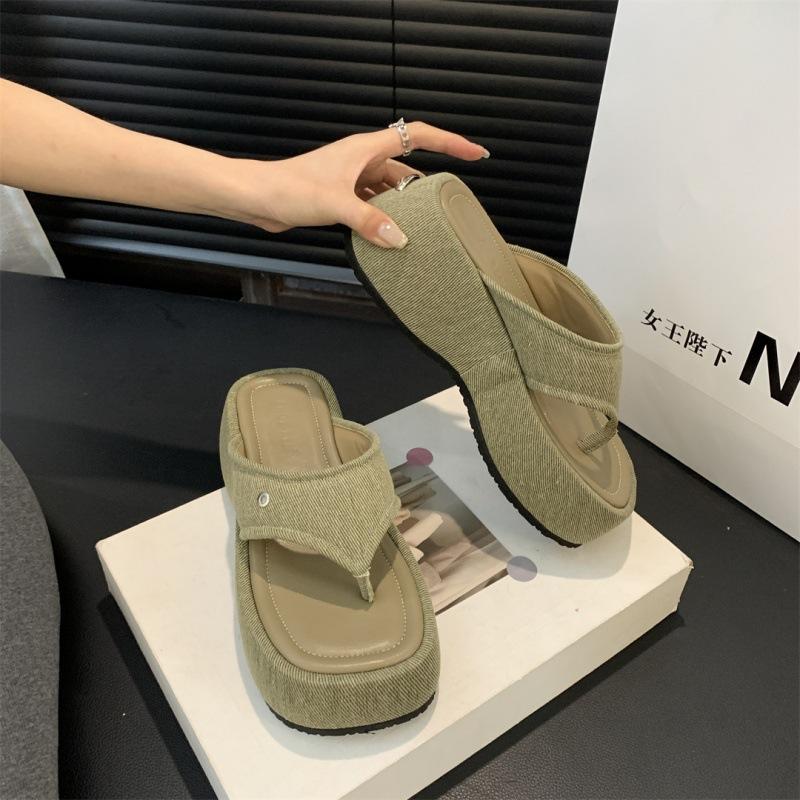 

Small thick-soled height-enhancing cool slippers women s 2025 new summer wear high-end wedge heel flip-flops shoes 39