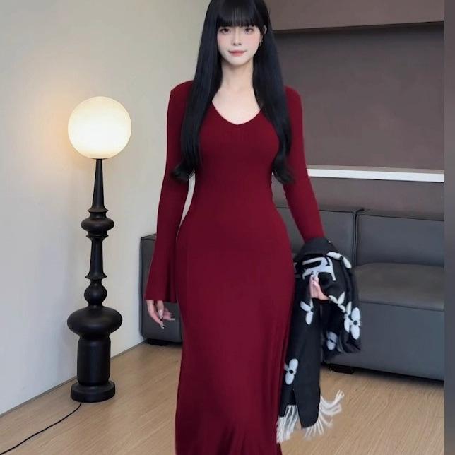 Hepburn-Inspired Elegant V-Neck Long-Sleeved Slimming Dress for Tall Women