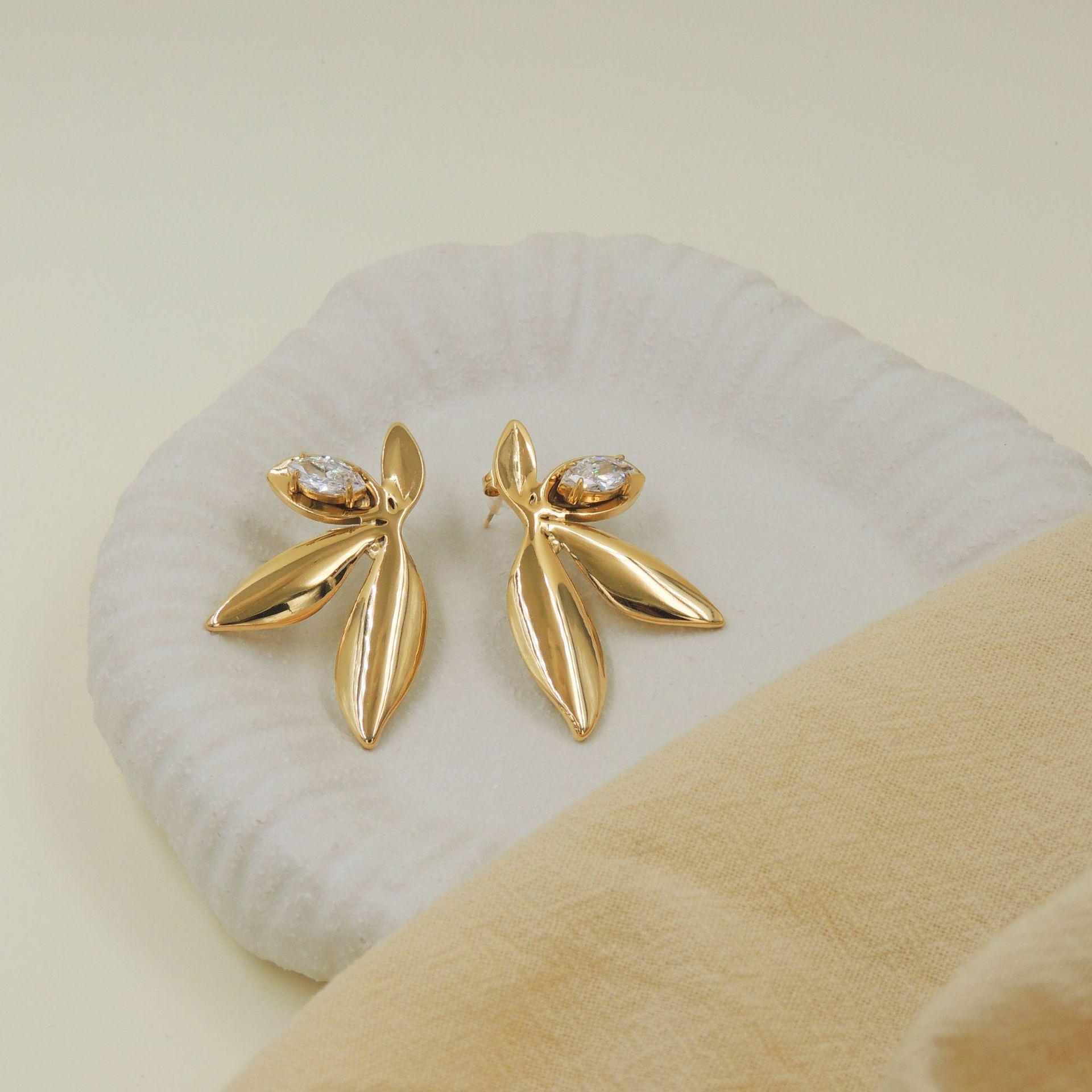 Gold Zirconia Leaf Stud Earrings: Elegant and Exquisite Women s Jewelry золотой