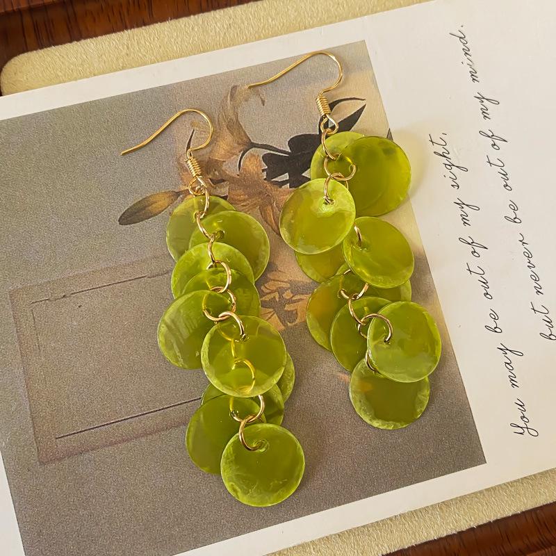 

Серьги в красный горошек в стиле ретро в Гонконге: Игривый и элегантный дофаминовый импульс