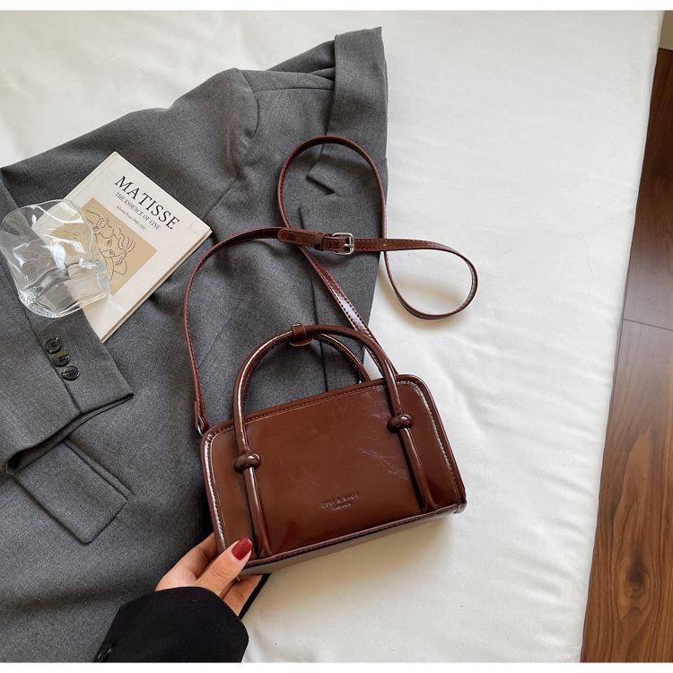 

Премиальная нишевая сумка с чувством стиля женская 2025 новая модная ретро маленькая квадратная сумка французская легкая роскошь сумка через плечо мессенджер