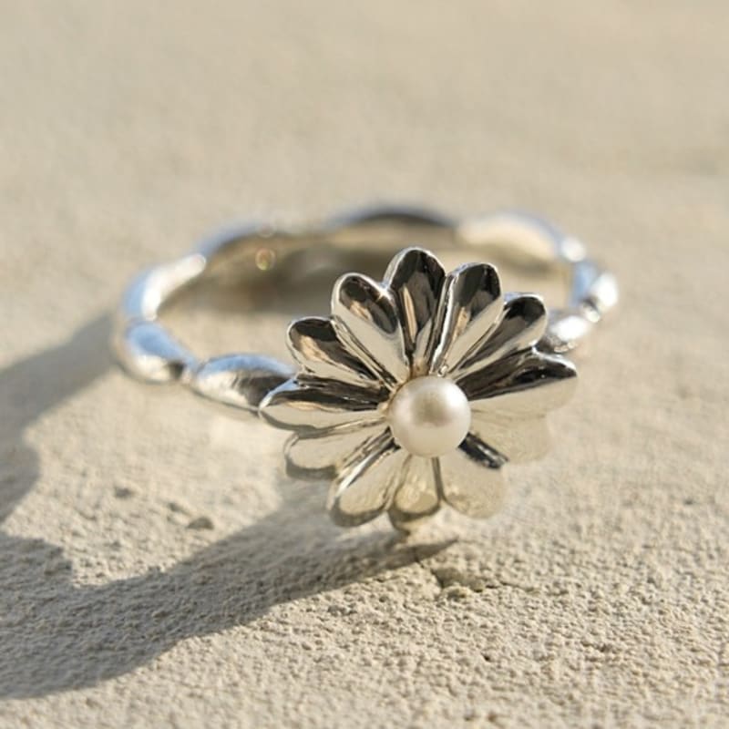 BELLOOGGI Daisy Pearl Ring (L) Daisy Freshwater Pearl Ring