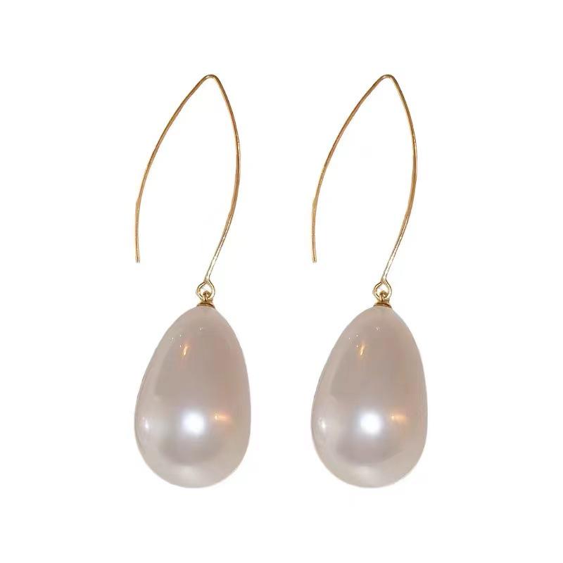 Exquisite 2023 French Minimalist Teardrop Pearl Earrings - Elegant Niche Design for Women