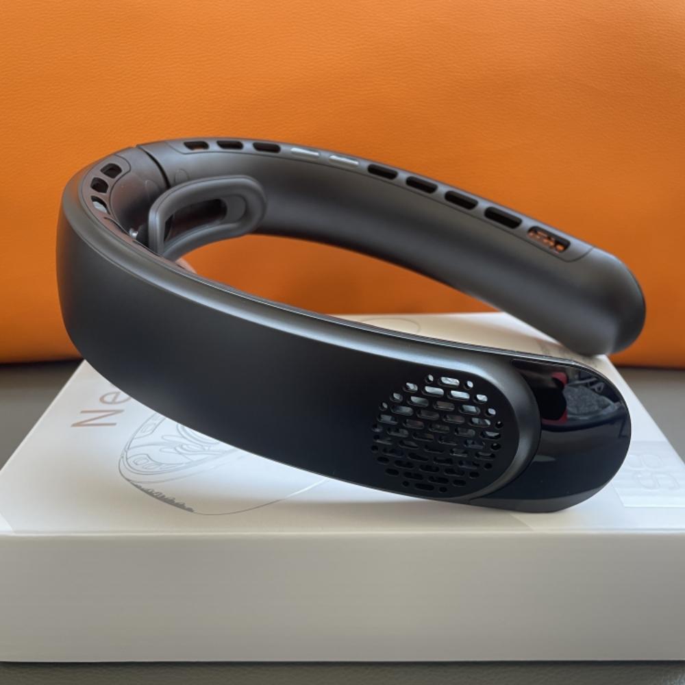 

Портативный шейный вентилятор 4 турбо-хэндс-фри безлопастного шейного охладителя Аккумулятор 4000 мАч Персональный носимый вентилятор 3 скорости Охлаждающий воздушный поток на 360°