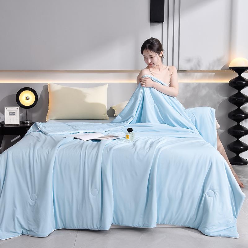 Class A Silk Summer Quilt: Antibacterial, Skin-Friendly, Solid Color for Mother and Baby, Ideal for Air Conditioning, Spring, and Autumn.