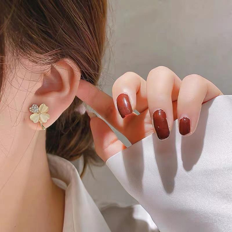 Elegante Ohrstecker in Katzenaugen-Optik mit vierblättrigem Kleeblatt - Einzigartiges Herzdesign für Frauen, modischer und anspruchsvoller Ohrschmuck.