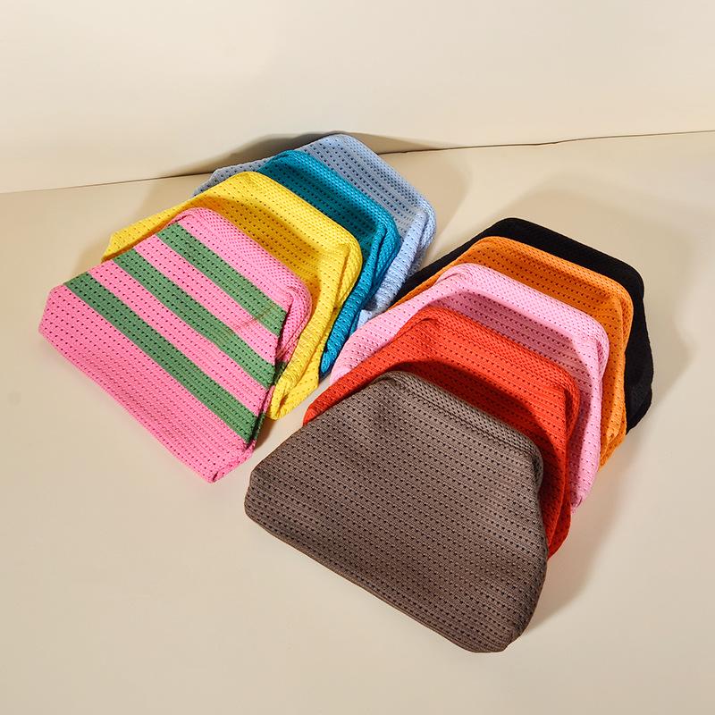 Nuova Borsa da Spiaggia Lavorata a Maglia: Elegante Pochette a Nuvola con Grande Capienza e Design Color Block