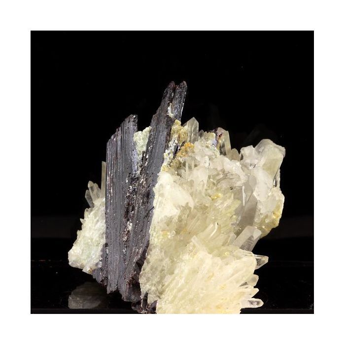 Pierres et Minéraux. Hübnerite + Quartz. 1035.5 ct. Pasto Bueno, Pérou.