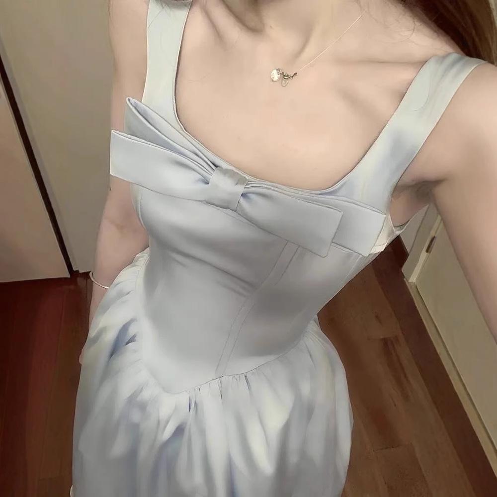 Francouzské růžové preppy večerní šaty áčkového střihu se čtvercovým výstřihem a vysokým pasem