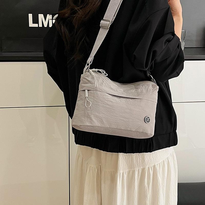 Korean version of fashion women's niche commuter small backpack 2025 new casual and lightweight shoulder messenger bag daily bag