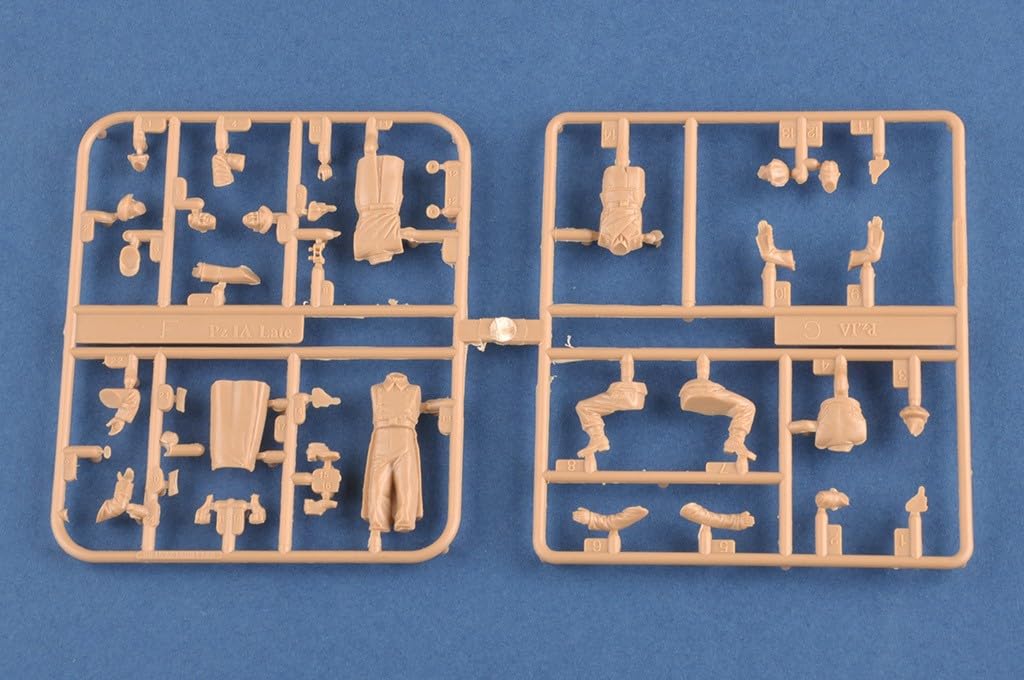 Hobby Boss 1/35 Fighting Vehicle Series German Tank Crew Set (Early War) Plastic Model 84419, Molded in Color