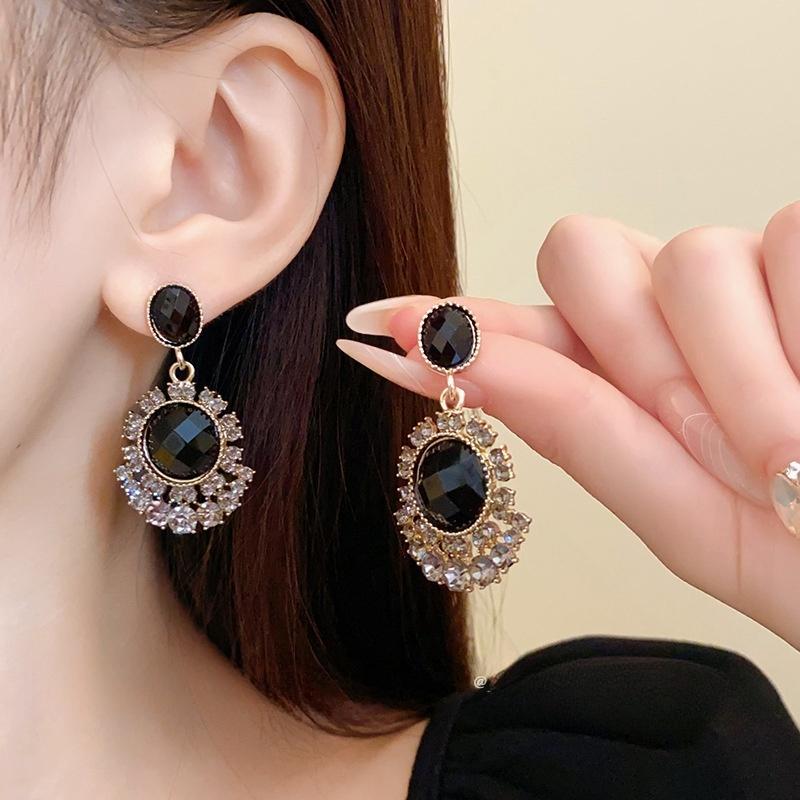 

Серьги в виде круглых цветов чёрный